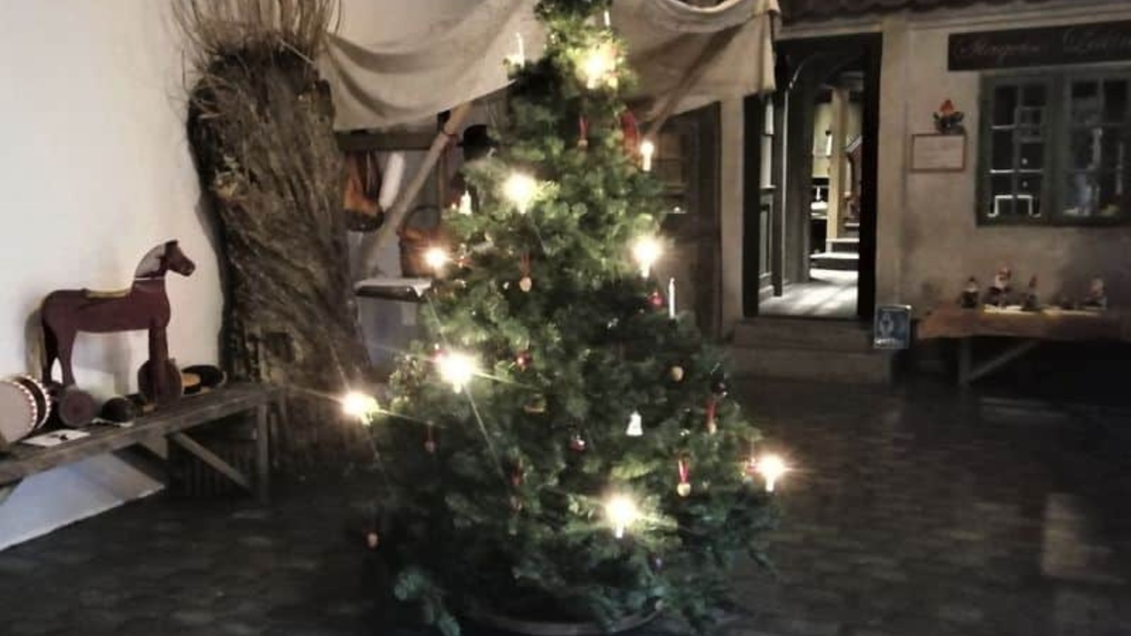 Juletræ med lys i den julepyntede Håndværkergade på Slagelse Museum