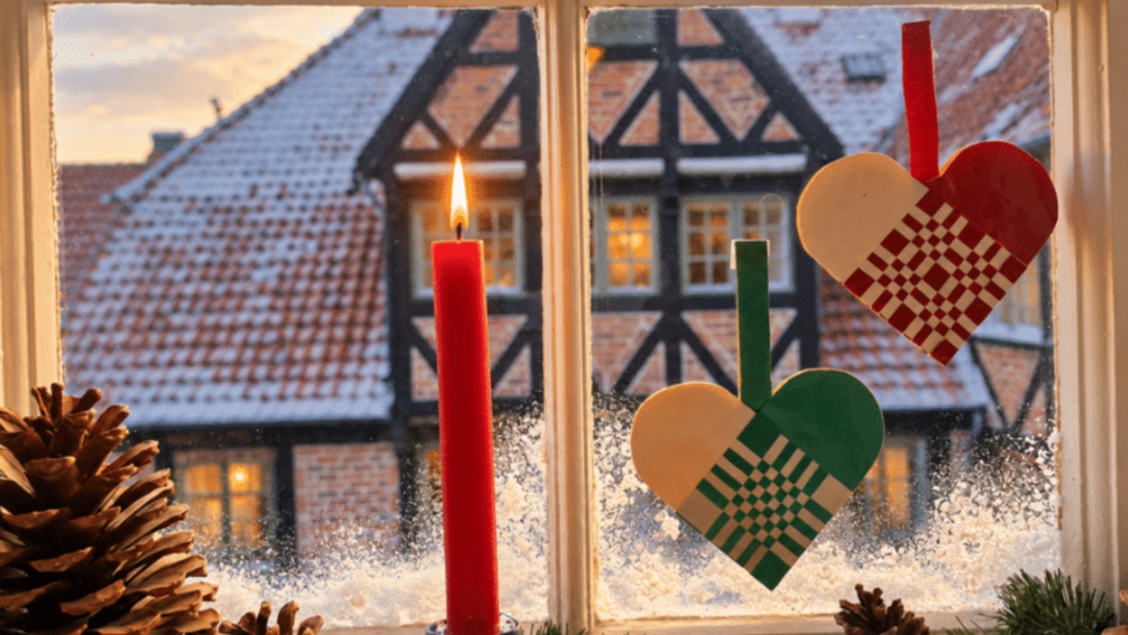 Geflochtene Weihnachtsherzen und eine brennende Kerze im Fenster – Weihnachtsausstellung im Sorø Museum