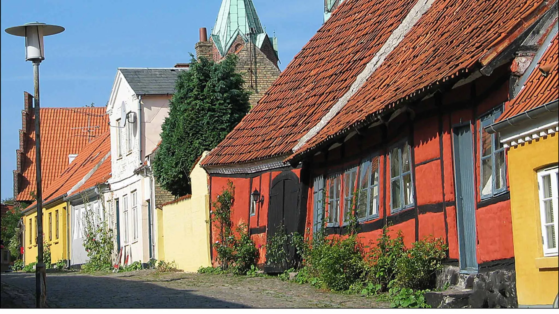 Besøg Højbyen i Kalundborg, og lad dig fange af det historiske vingesus. Byen har bygninger dateret helt tilbage til 1200-tallet og de næste århundrede frem.
