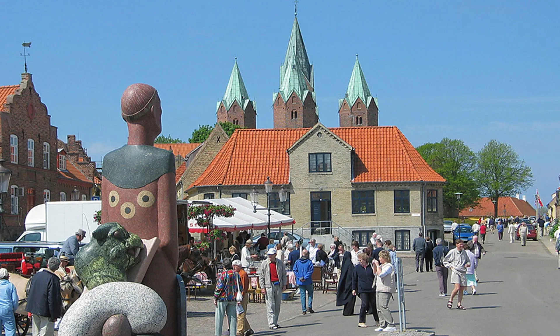 Besøg Højbyen i Kalundborg, og lad dig fange af det historiske vingesus. Byen har bygninger dateret helt tilbage til 1200-tallet og de næste århundrede frem.