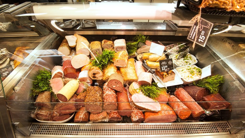 Goods from the delicatessen department in a display case, e.g. smoked products such as sausage rolls and cured sausage.