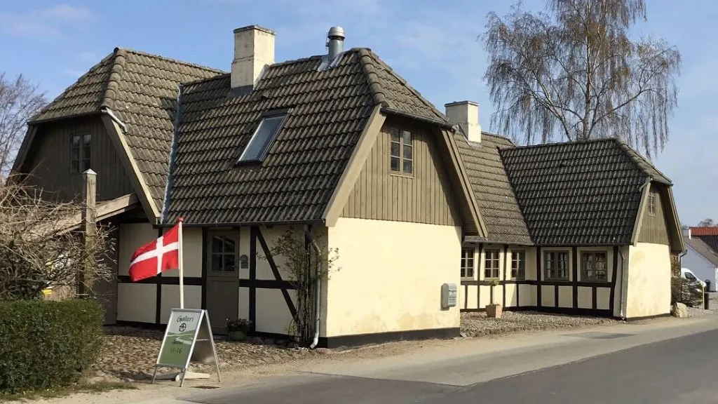Photograph of Galleri Brogaard, located in a half-timbered house.