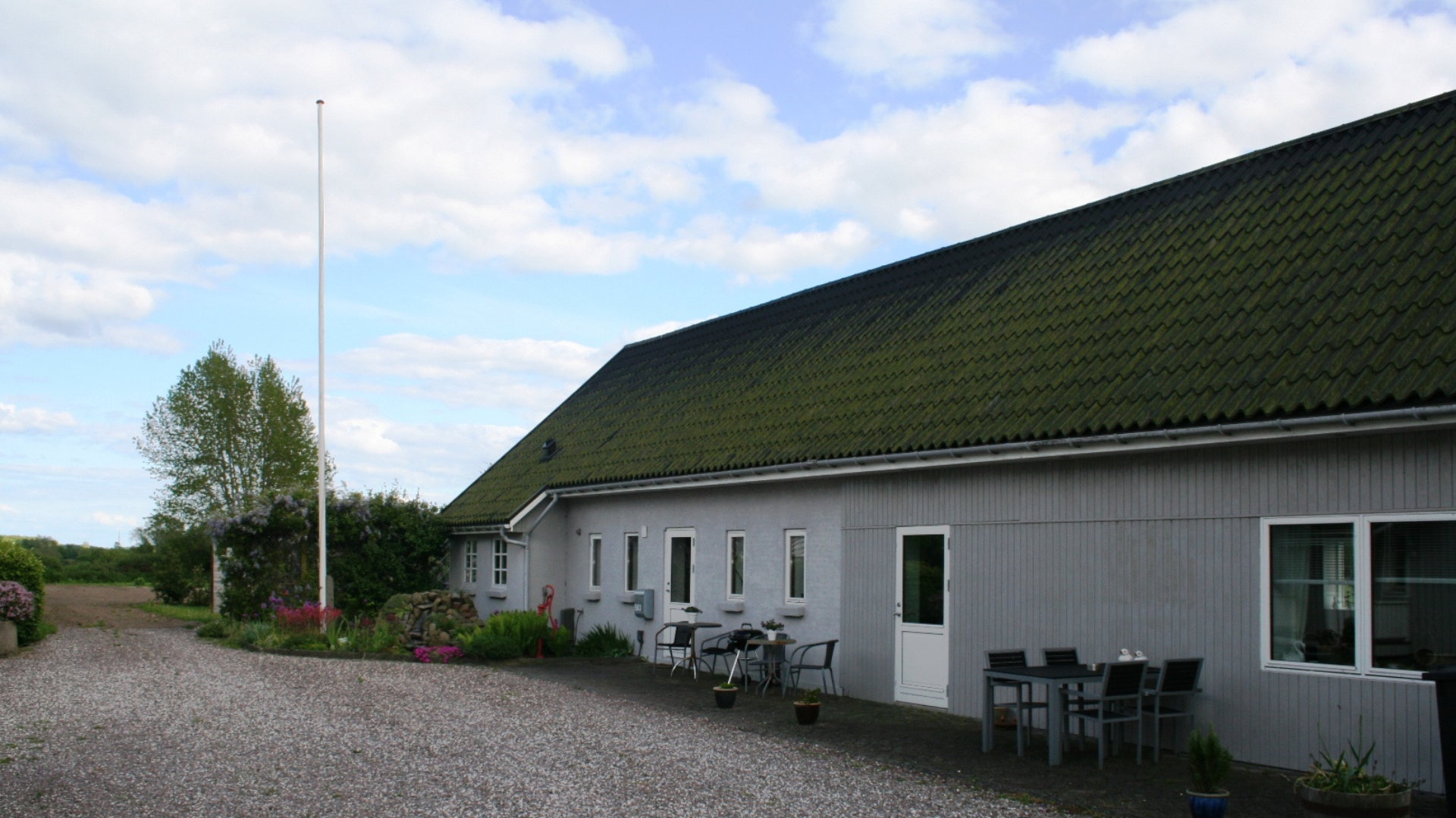 The courtyard and the facade of the holiday apartment