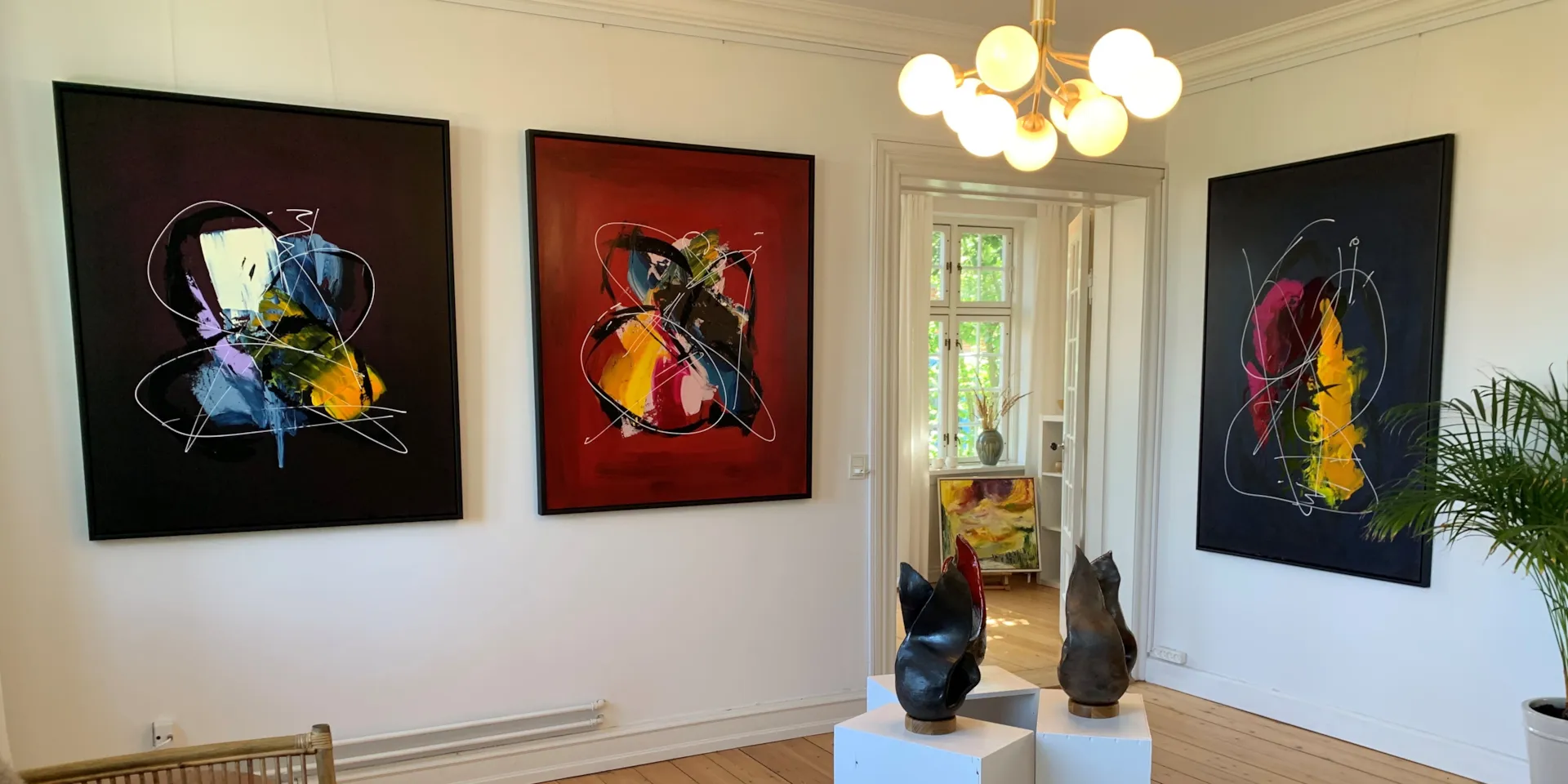 Foto inde fra galleriet Contemporary Art Kerteminde med malerier og skulpturer.
