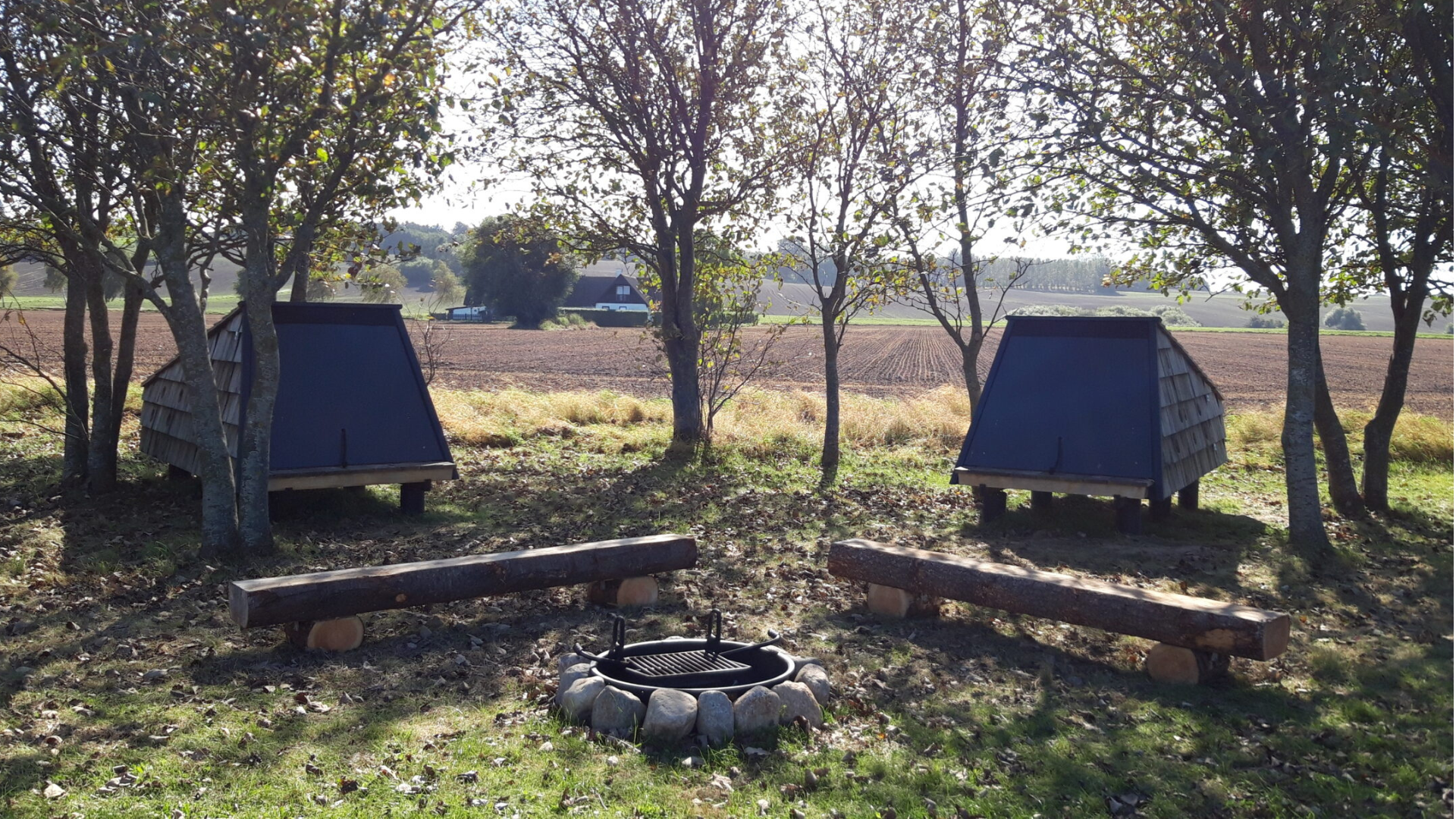 The site lies at the foot of Munkebo Bakke, with fields on one side and the water on the other