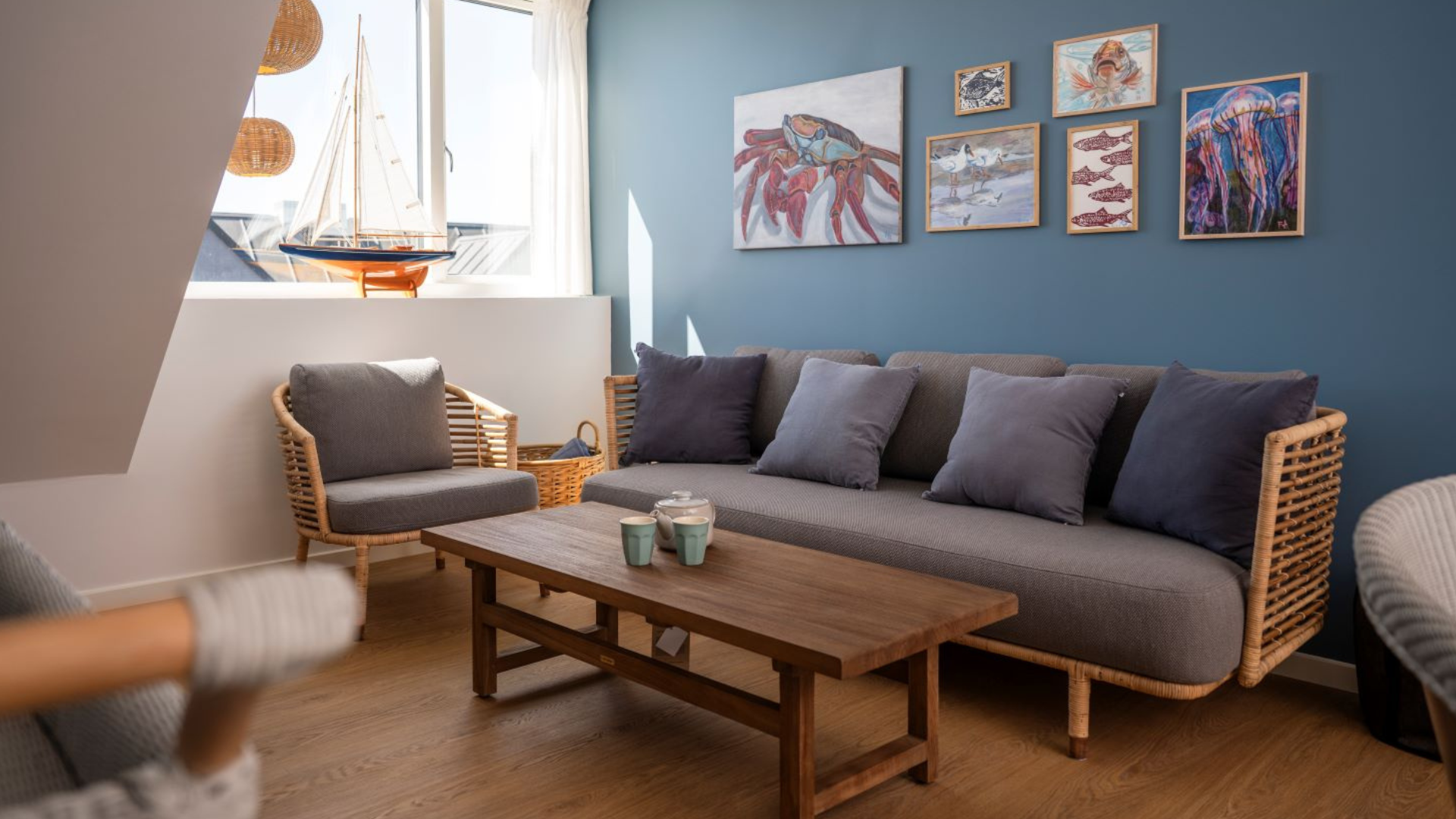 Modern living room with sofa and artwork in Kerteminde hotel apartment.