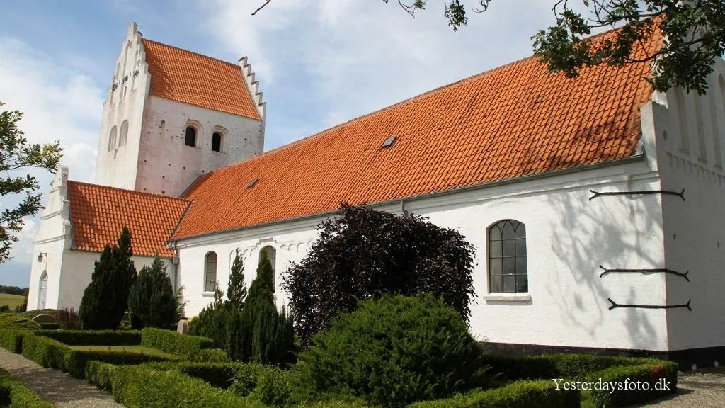 Billede af Stubberup kirke med kirkeskib og kirketårn.