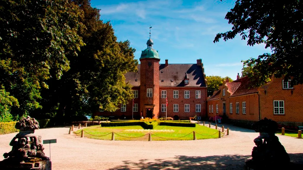 Ulriksholm Slots gårdsplads og fine bygninger.