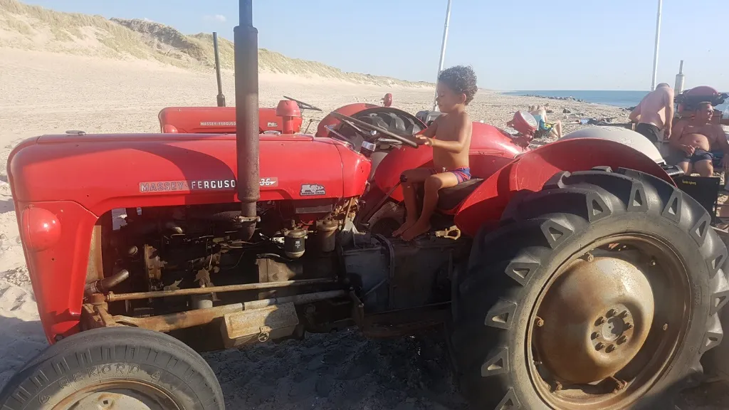 Høfde Q - barn på traktor