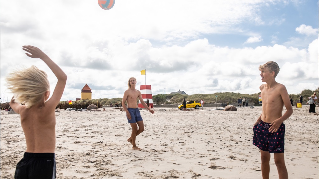 Thyborøn Strand - Børn spiller bold