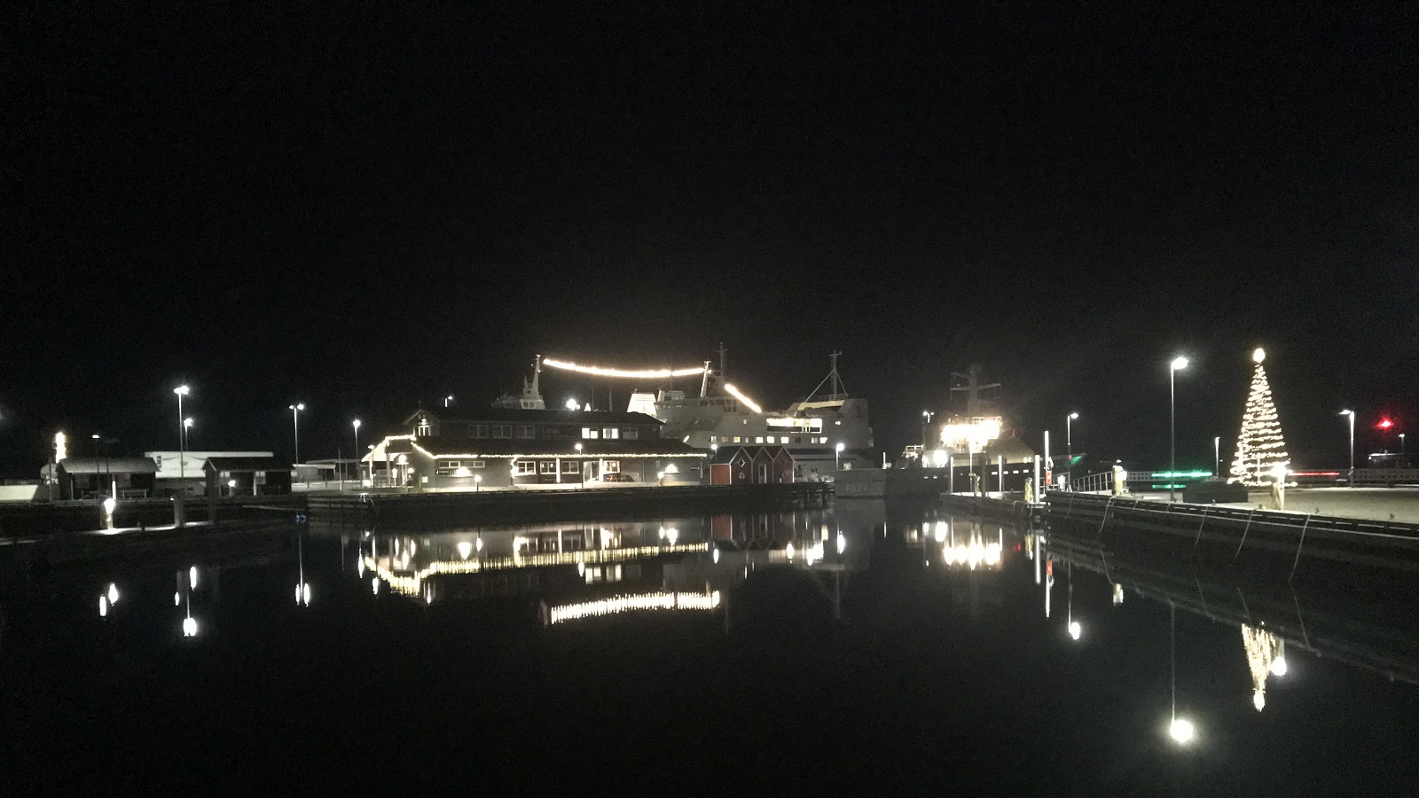 Vesterø Havn på Læsø med julelys og færge