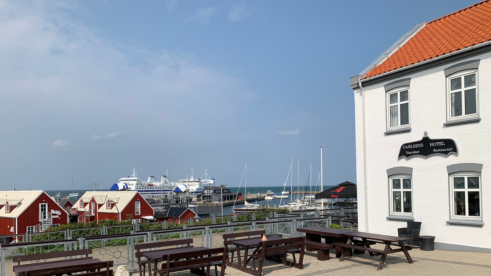 Carlsens Hotel med terrasse og udsigt over Vesterø Havn