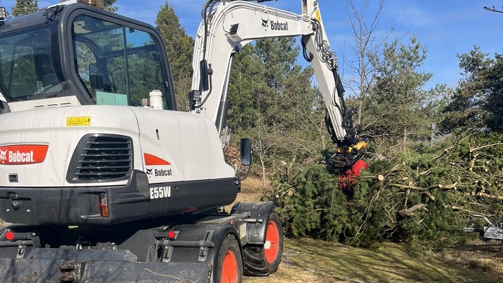 Læsø Skov og Minilæsser Service - gravemaskine og træ