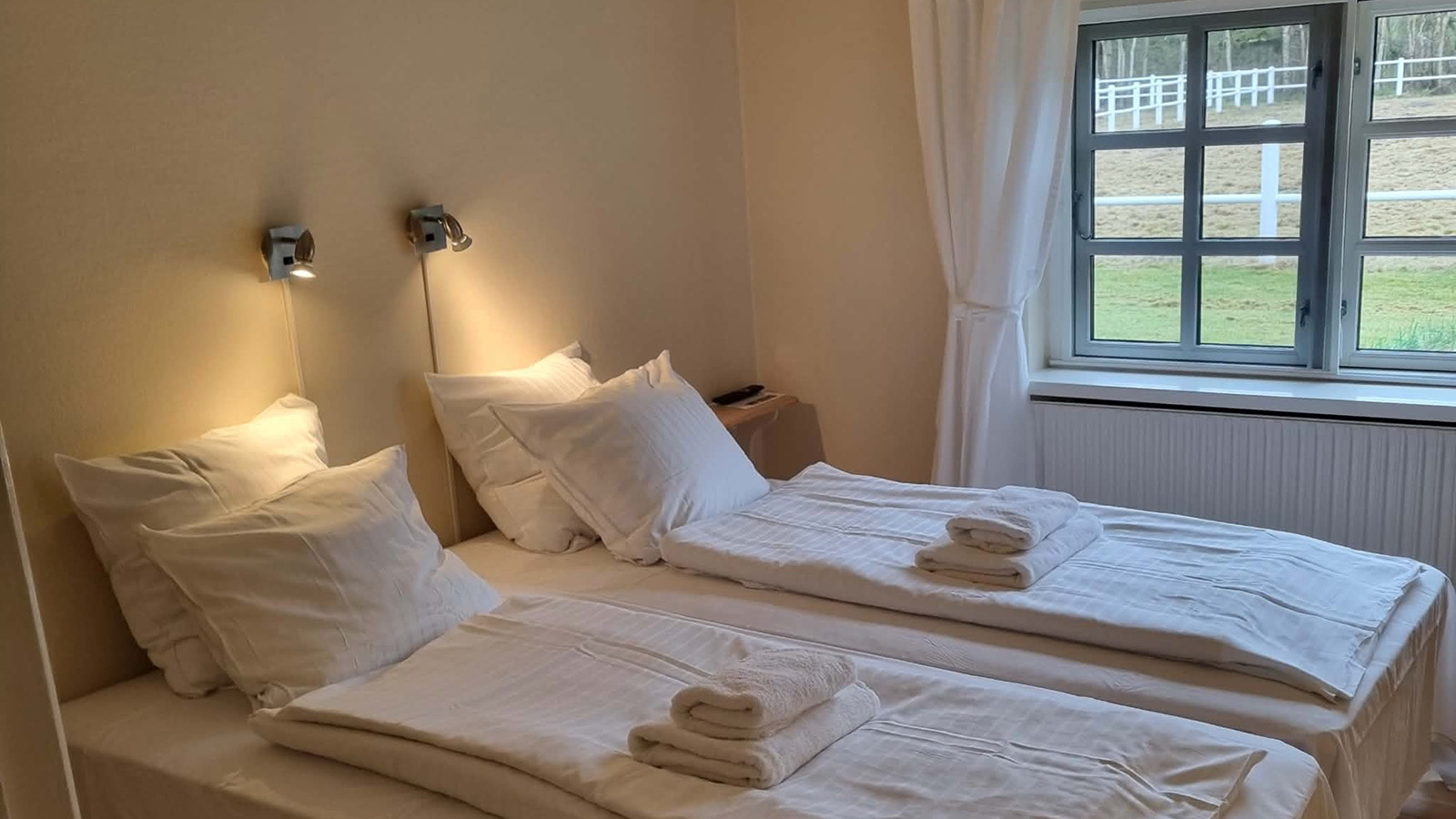 Lærkely Læsø - hotel og retreat - soverum 1600 x 900