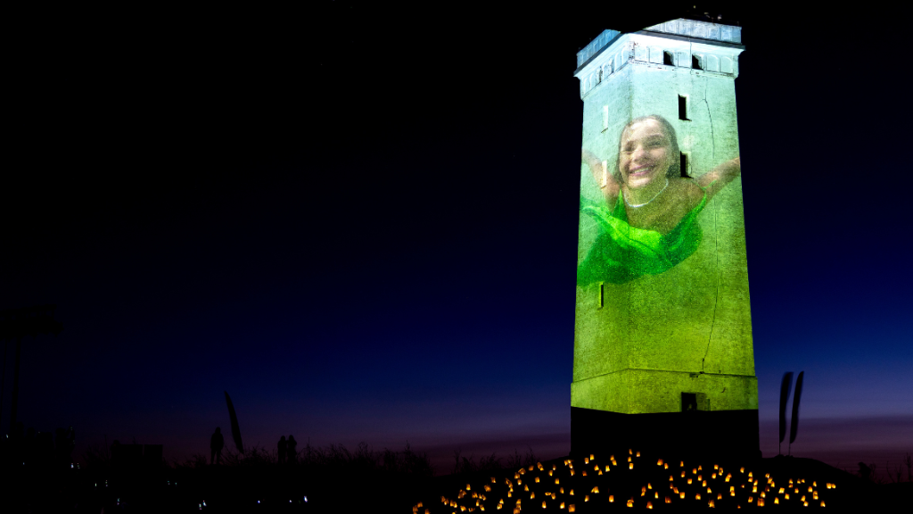 Lichtkunst am Leuchtturm Meerjungfrau