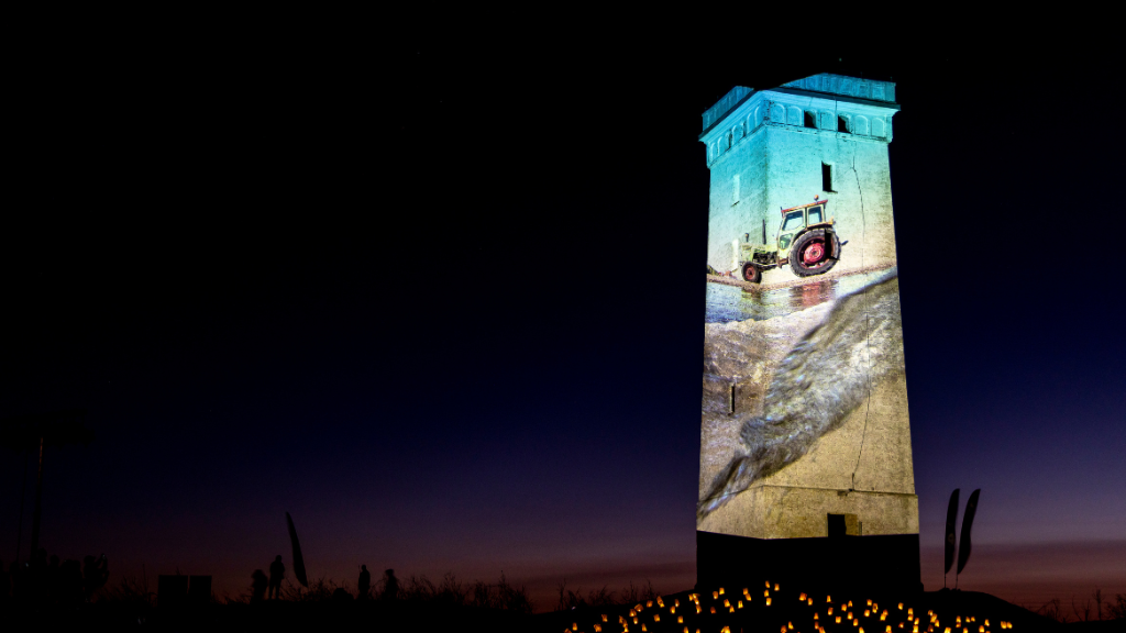 Lichtkunst am Leuchtturm Traktor