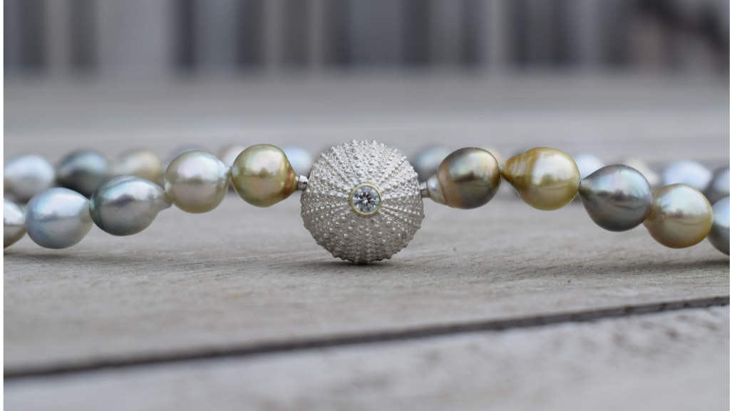 Perleforedrag hos Loenstrup Smykke Design – naturens magi i regnbuens farver