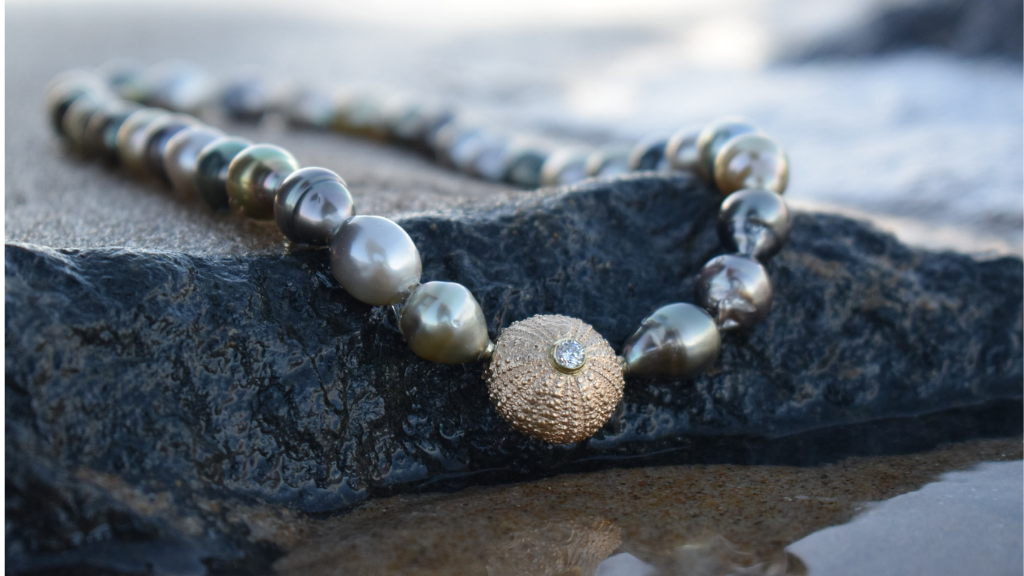 Perleforedrag hos Loenstrup Smykke Design – naturens magi i regnbuens farver