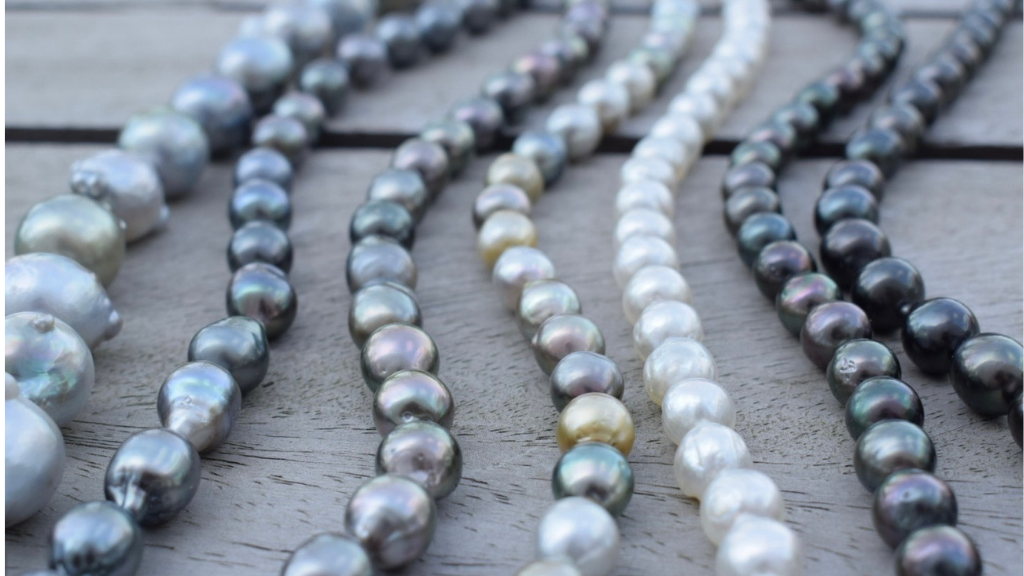 Perleforedrag hos Loenstrup Smykke Design – naturens magi i regnbuens farver