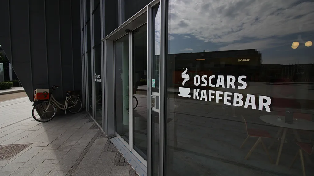 Facaden af Oscars Kaffebar.