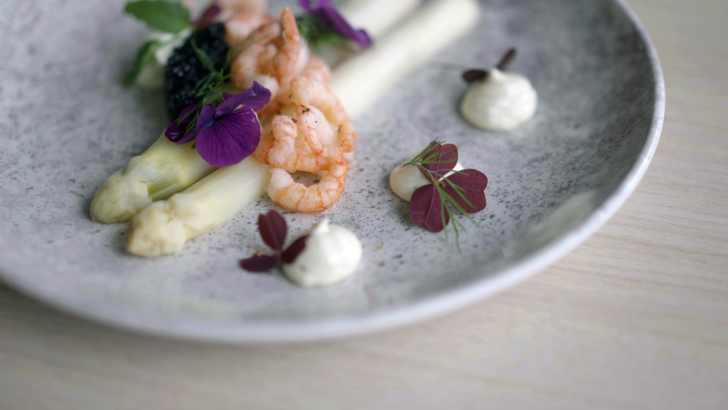 Anretning med rejer og asparges fra HUSET Middelfart