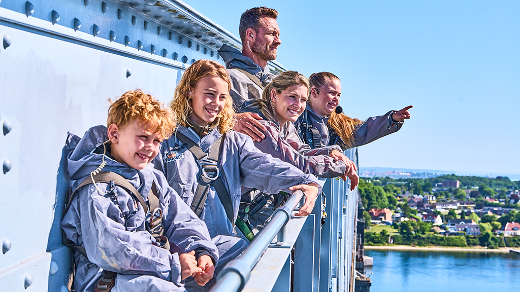Bridgewalking with the family in Middelfart