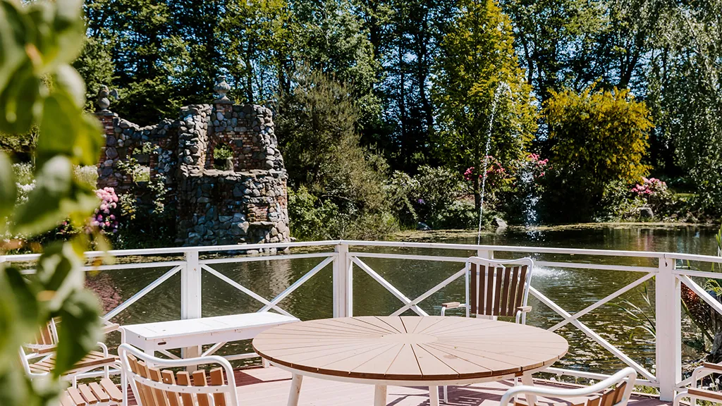 Humlemagasinet - Lake and ruin