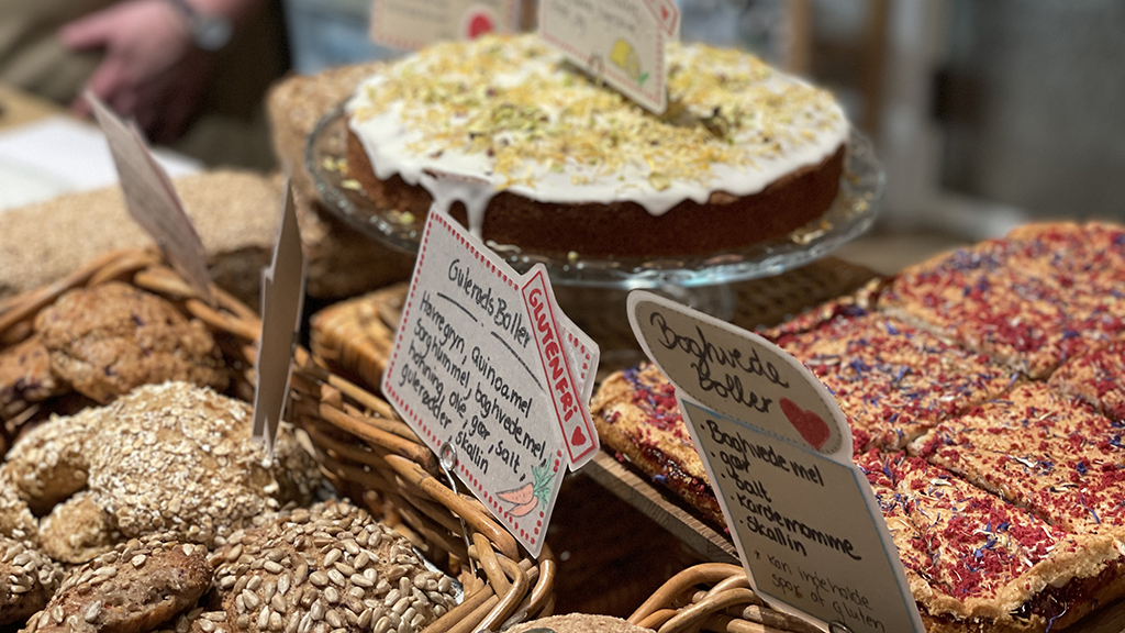 Lækkert hjemmebag sælges i BrenderupHus butik