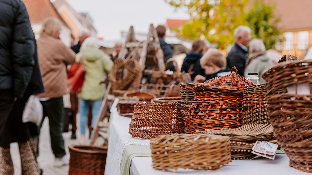Auf dem Apfelfest in Middelfart kann man handgefertigte Weidenkorbwaren kaufen