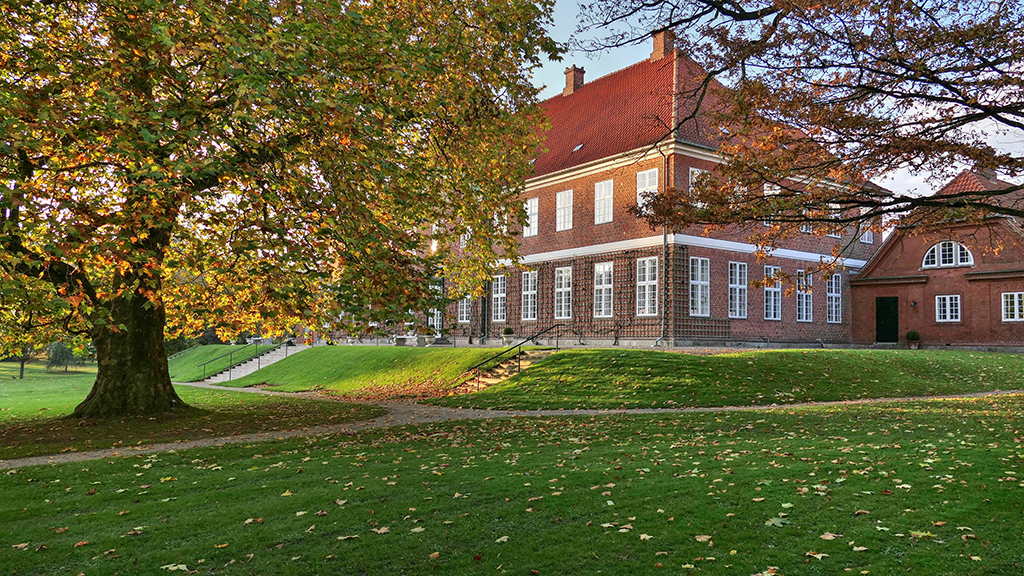 Hindsgavl Castle is located in the middle of the castle park on the Hindsgavl Peninsula