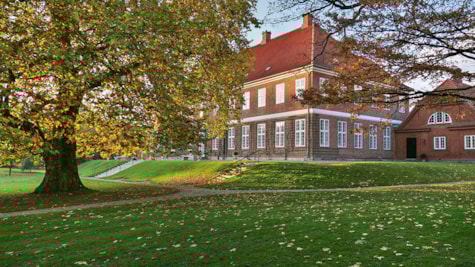 Hindsgavl Slot ligger midt i slotsparken på Hindsgavl Halvøen