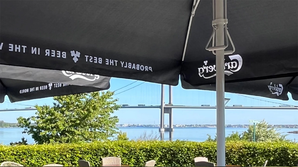 Fra terrassen ved Café Sommer har du udsigt ud over begge Lillebæltsbroer