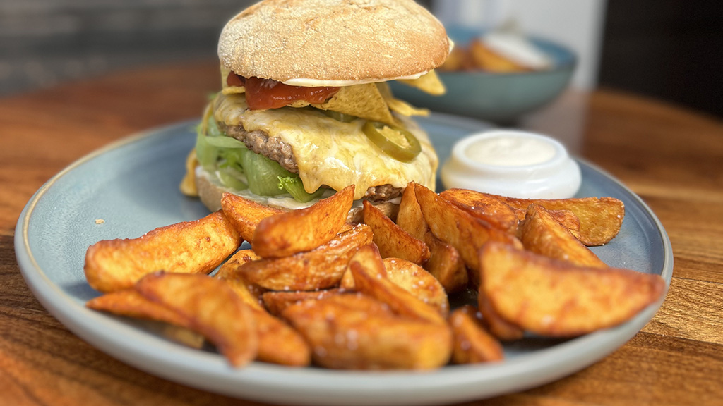 Nyd en burger på Café Sommer i Middelfart