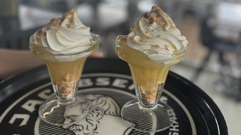 Gammeldags Æblekage en af de desserter du kan nyde på Café Sommer i Middelfart