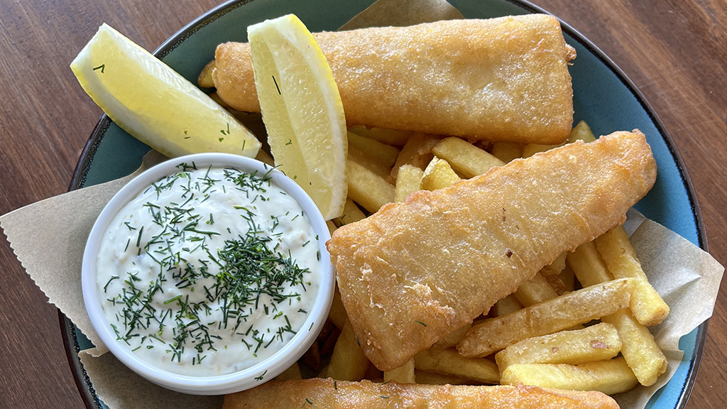 På Café Sommer i Middelfart kan du nyde Fish 'n Chips