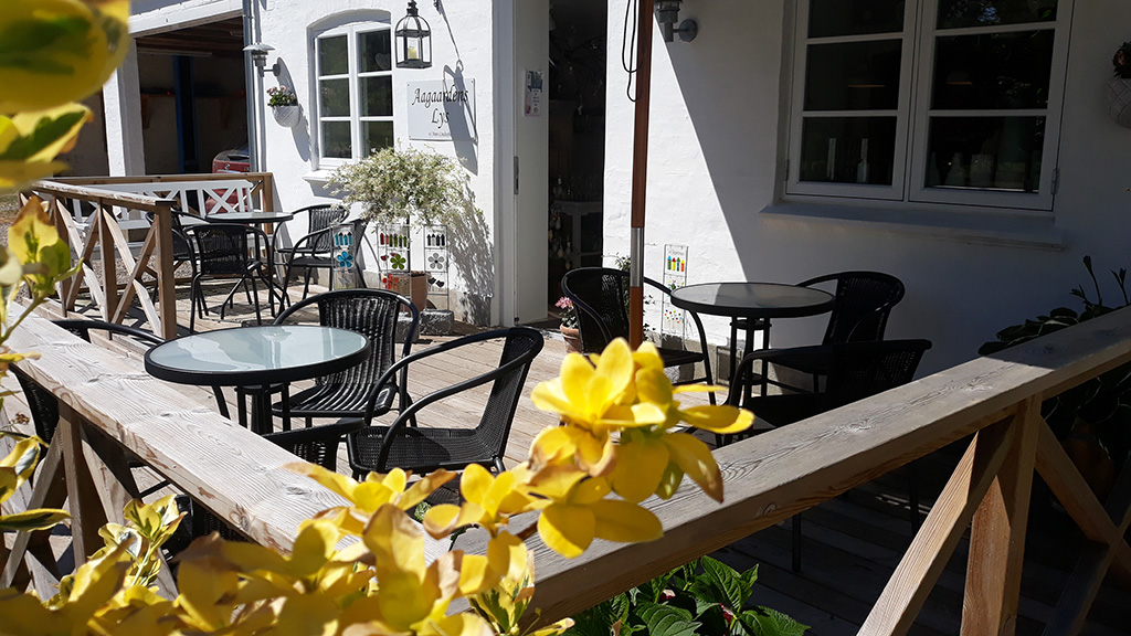 Caféen ligger i den hyggelige del af Brenderup