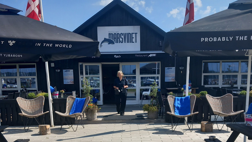 Das Restaurant Marsvinet bietet einen wunderschönen Blick auf den Yachthafen von Middelfart.