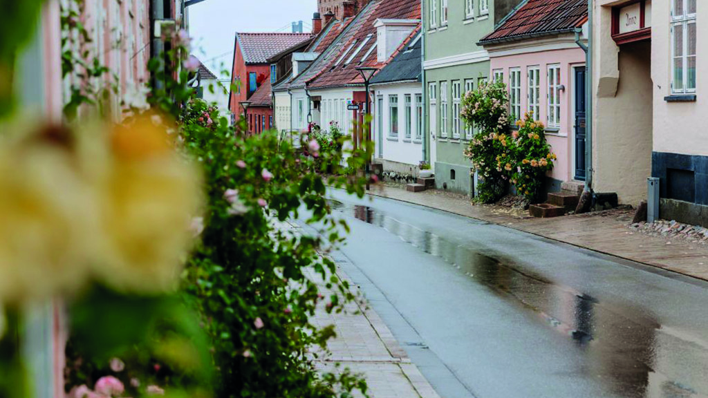 Regentag in Middelfart. Der Regen wird durch Klimaschutzmaßnahmen von der Stadt ferngehalten. Das Foto entstand in der Altstadt.