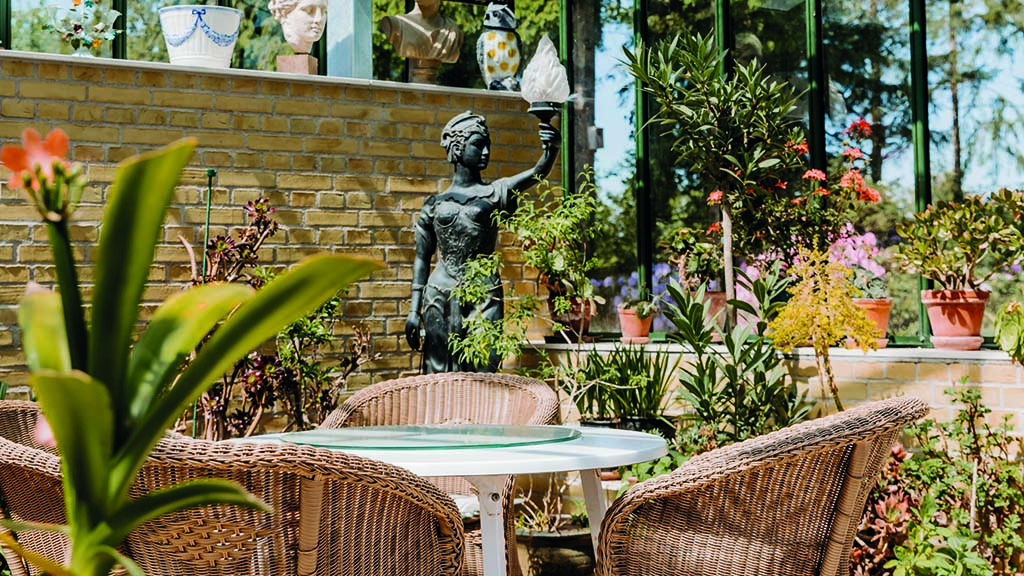 Humlemagasinets cafe. Med planter og skulpturer omkring bordet