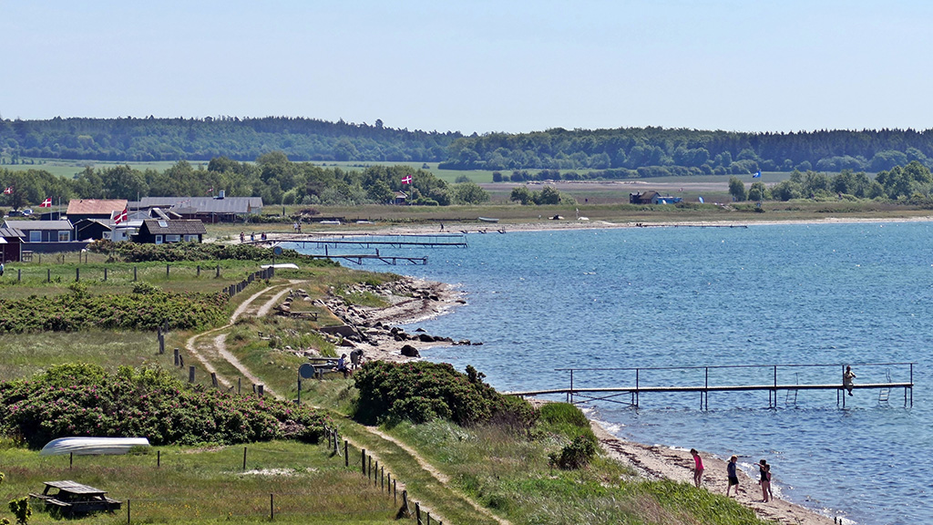 Der Strand von Føns wechselt zwischen Sand und Felsgrund.