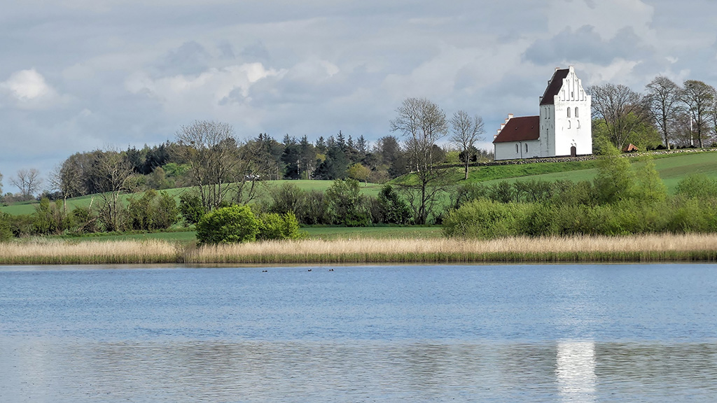 Føns Kirke ligger med udsigt ud over Føns Vang Sø