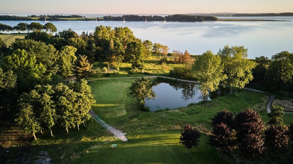 Golfklubben ligger tæt på Middelfart Marina og Strand