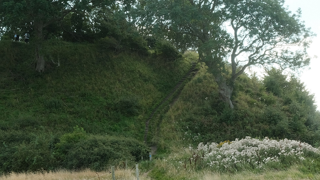 Der Little Belt Trail bietet abwechslungsreiches Terrain, hier die Treppe hinauf nach Hindsgavl Voldsted.