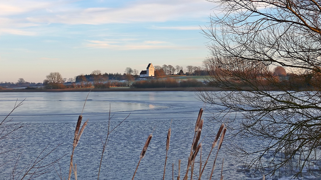 Føns Kirke ligge på toppen af bakken der fører ned til Føns Vang Sø