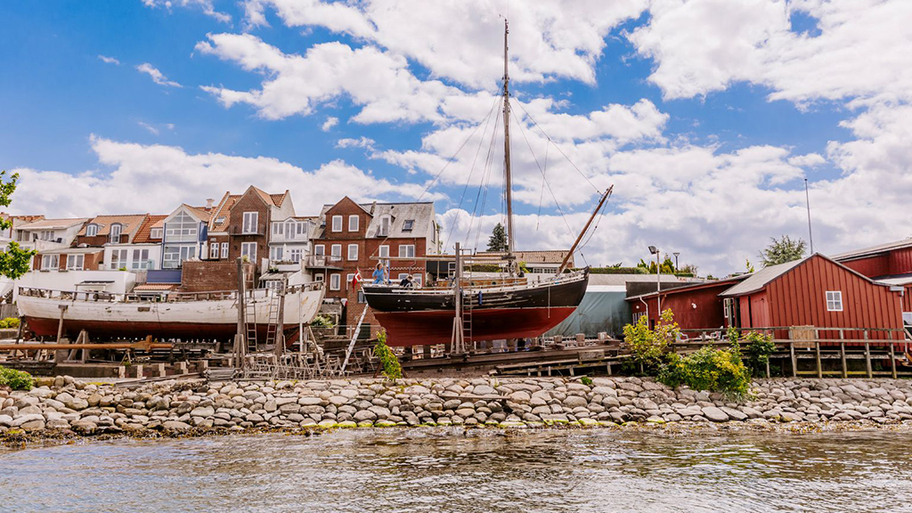Die Boote liegen am Liegeplatz der Lillebælt-Werft in Middelfart.