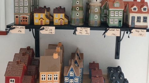 Keramik huse står på hylder