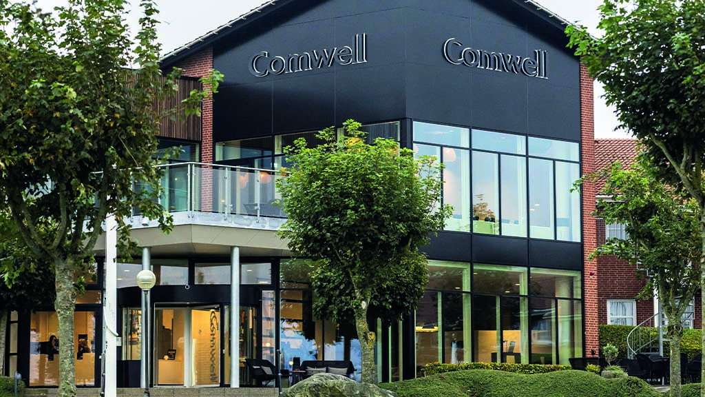 Facaden til Comwell Middelfart. Bygningen har et overdækket indgang parti og storevinduer