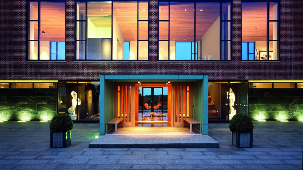 The entrance to Fænø Gods. A modern building with large windows.