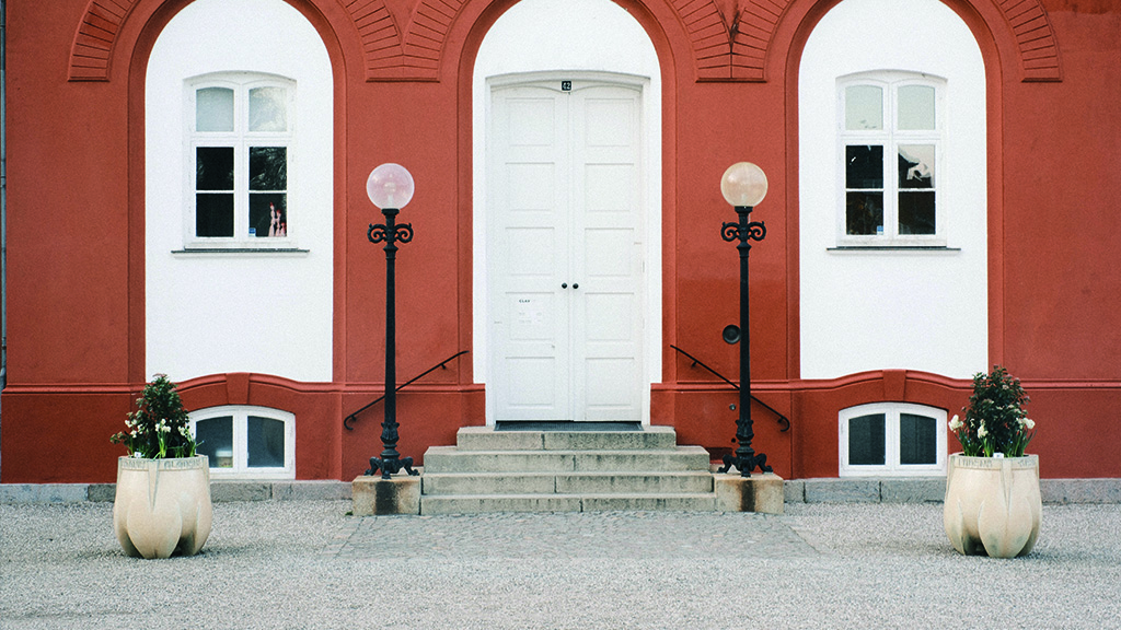 CLAY keramikmuseum indgangs facade. To middelfartkrukker står ved siden af indgangen