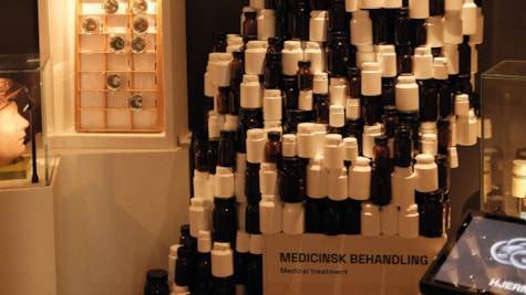 et tårn af pilleglas i en udstilling om medicinsk behandling
